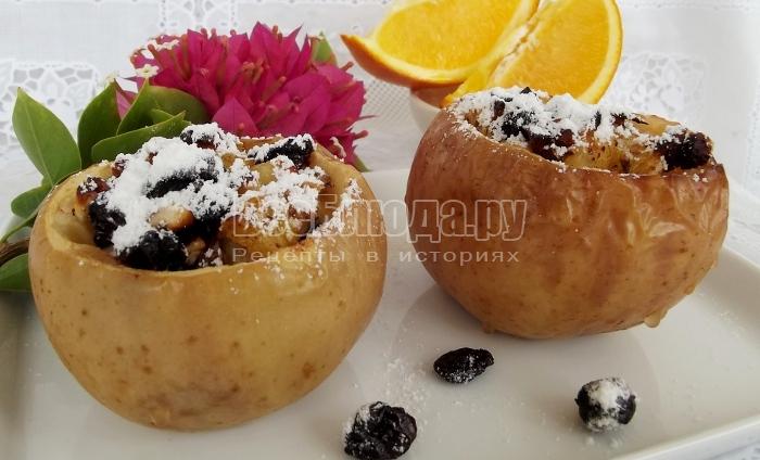 Яблоки запеченные с медом, орехами, изюмом и апельсинами Яблоки запеченные с медом, орехами, изюмом и апельсинами