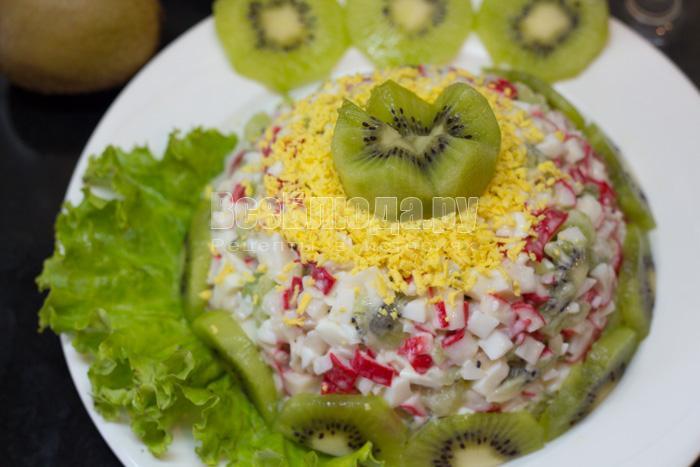 Салат с киви и крабовыми палочками Салат с киви и крабовыми палочками