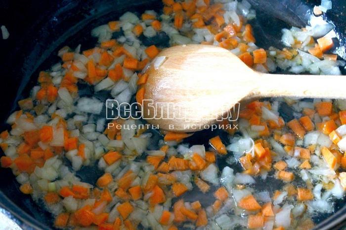 выложить в сковороду