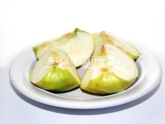 порезать яблоки на 4 части