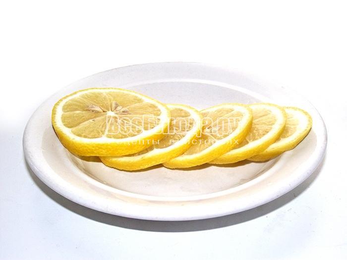 порезать лимоны кружочками