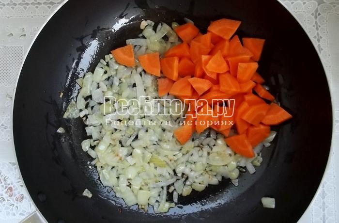 пожарить лук, выложить морковку