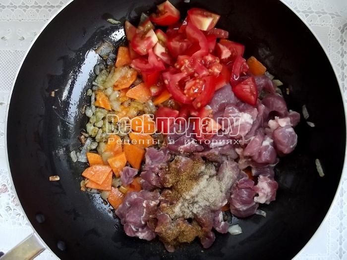 положить мясо, помидоры