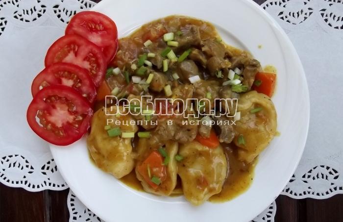 Улитки из теста с луком и мясом в подливе