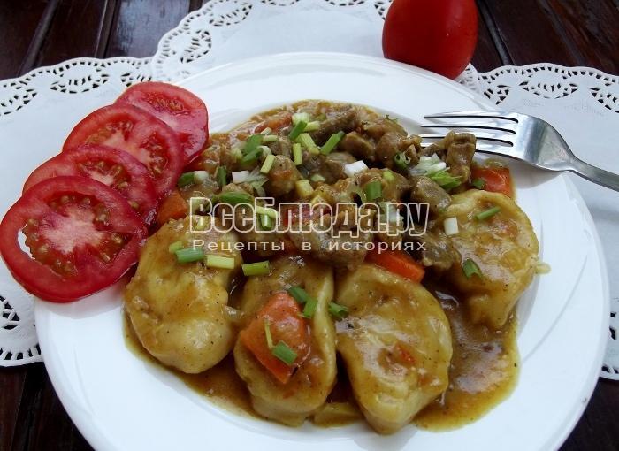 Улитки из теста с луком и мясом в подливе