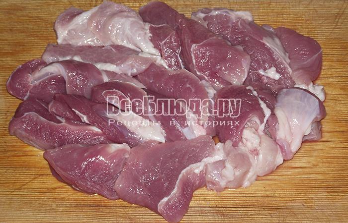 нарежьте свинину на кусочки