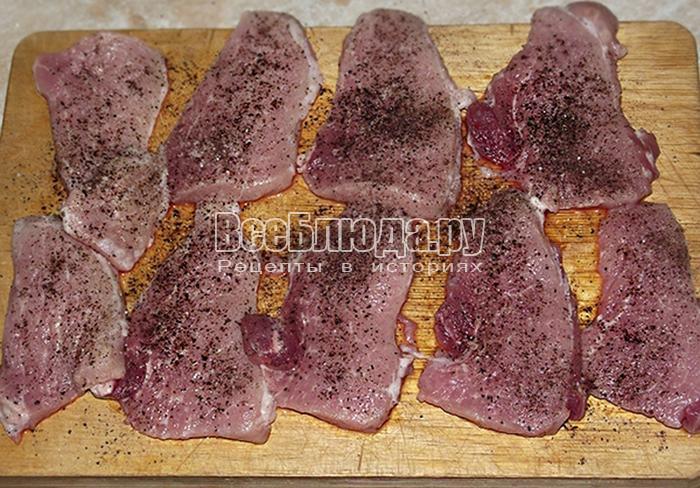 поперчите и посолите свиное мясо