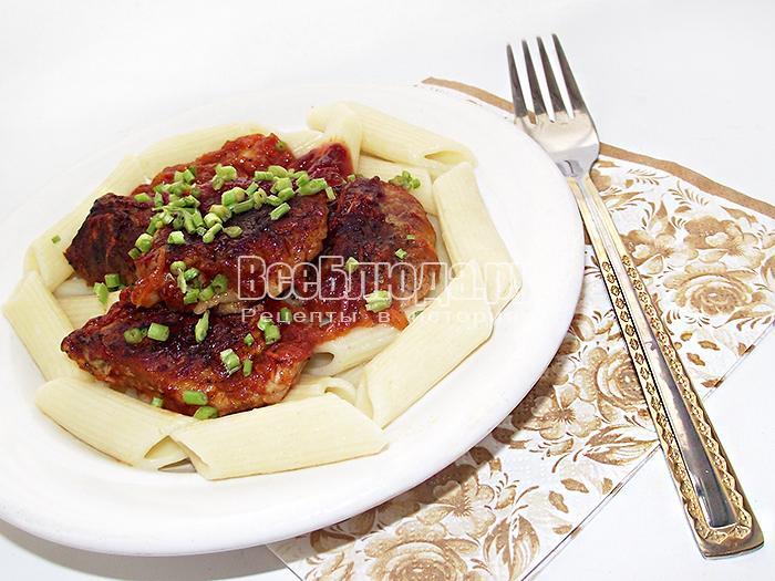 подаем готовое мясо на стол с макаронами