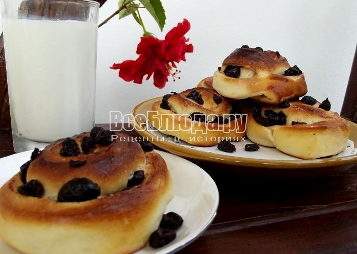 Дрожжевые булочки с изюмом и корицей