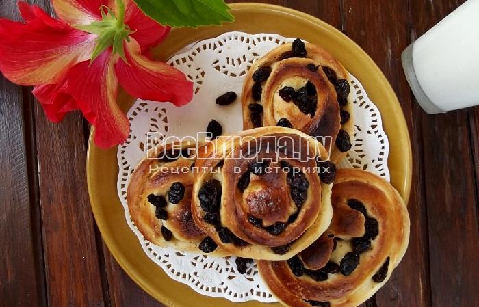 Дрожжевые булочки с изюмом и корицей