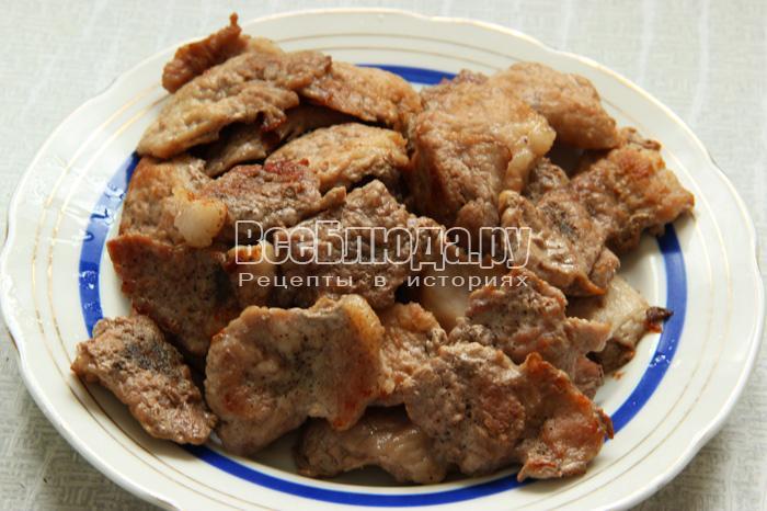 выложите мясо на тарелку