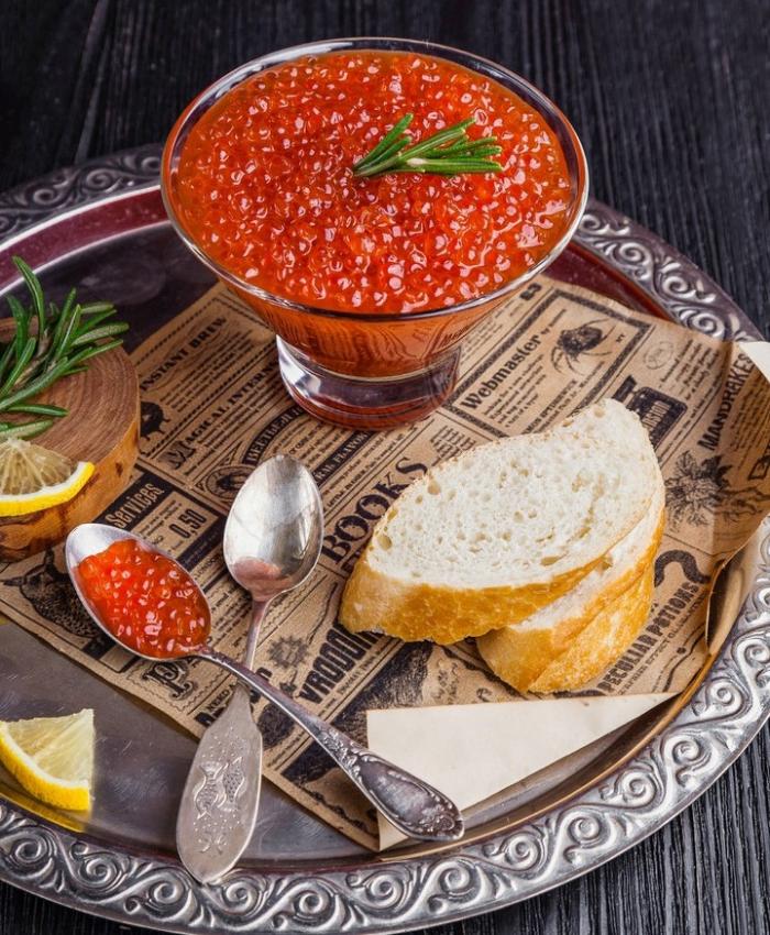 Икра чавычи: чем она отличается и как её подать...