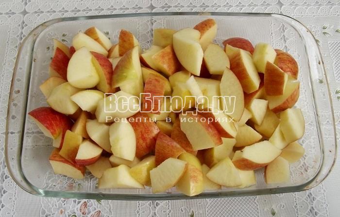 порезать яблоки на кусочки