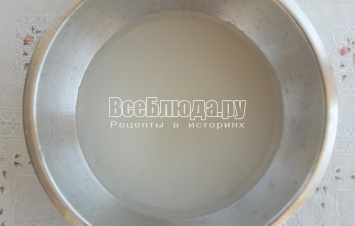 сварить сироп из сахара и воды