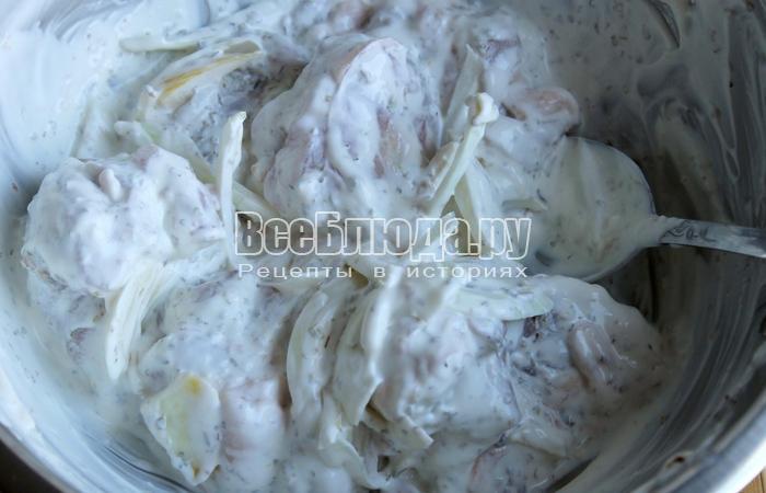 положить лук в курицу