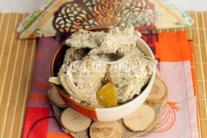 Куриная голень в сметанном соусе с луком