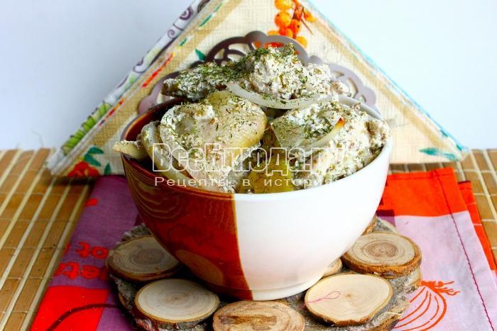 Куриная голень в сметанном соусе с луком