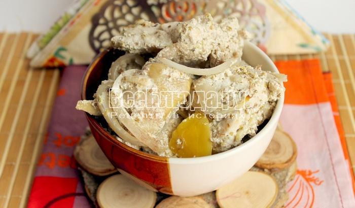 Куриная голень в сметанном соусе с луком