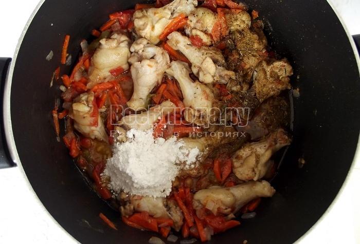 пережарить овощи и курицу