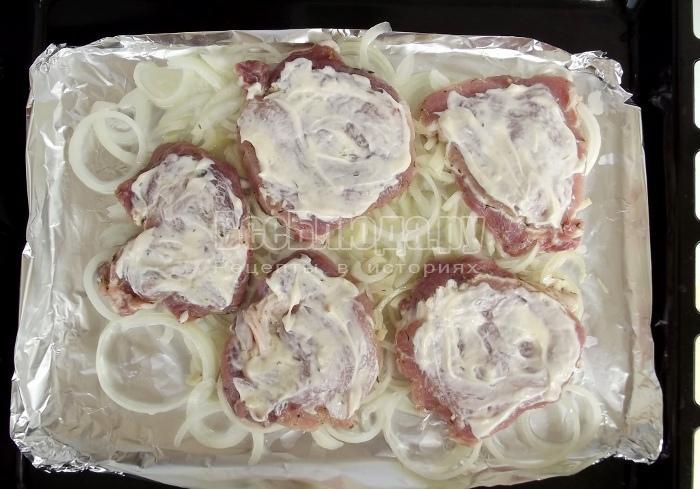 выложить мясо на лук