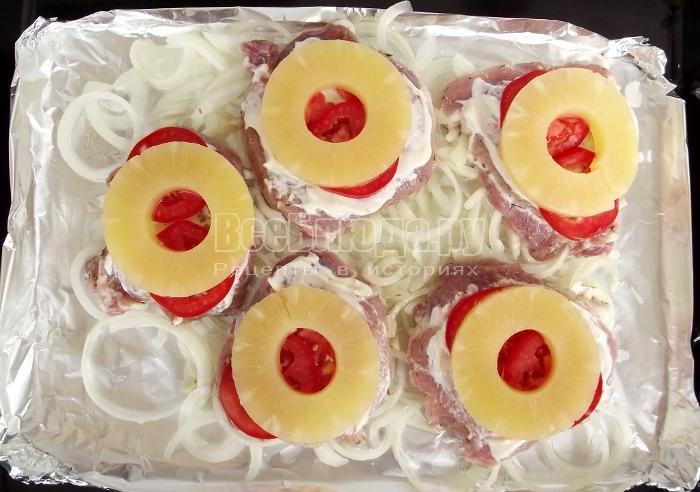 выложить на мясо ананасы
