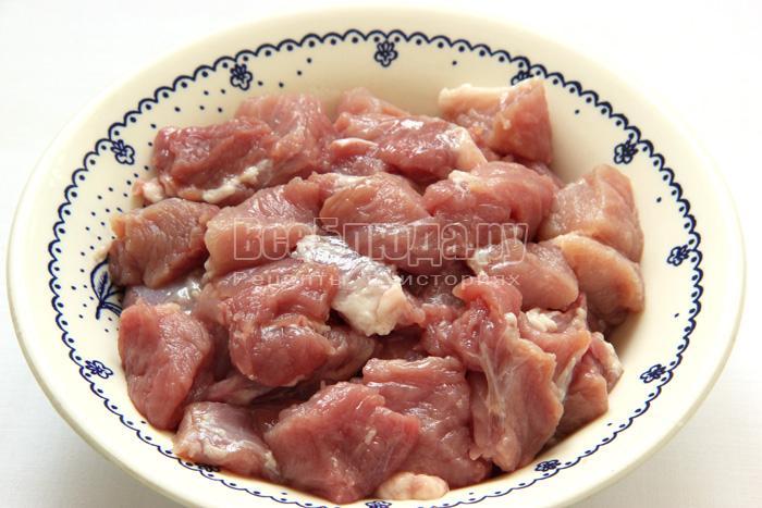 мою и режу мясо