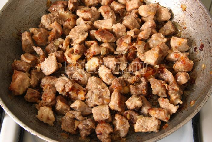 жарю мясо с луком