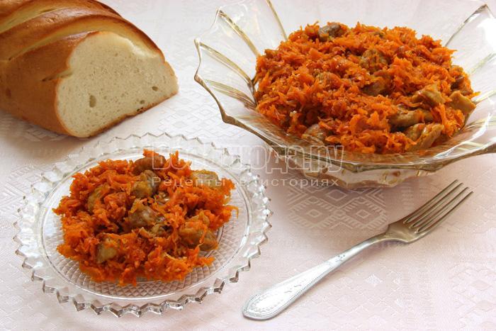подаю свинину с морковкой к столу