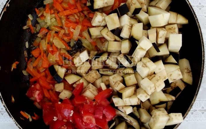пожарить лук, морковку и баклажаны