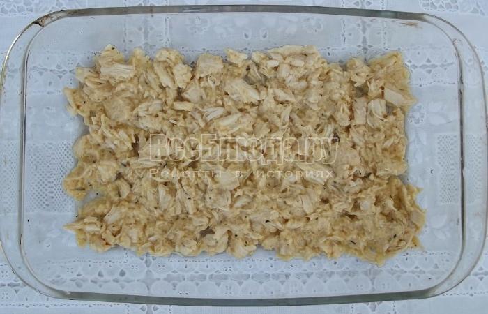 выложить первый слой куриного филе