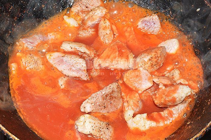 залейте мясо томатом