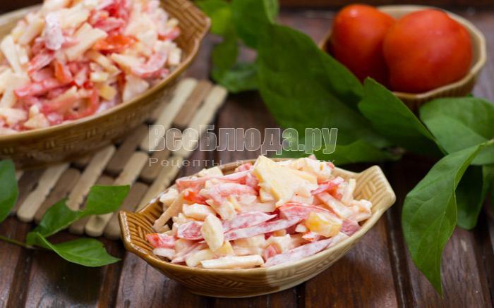 Салат - помидоры, яблоко, сыр