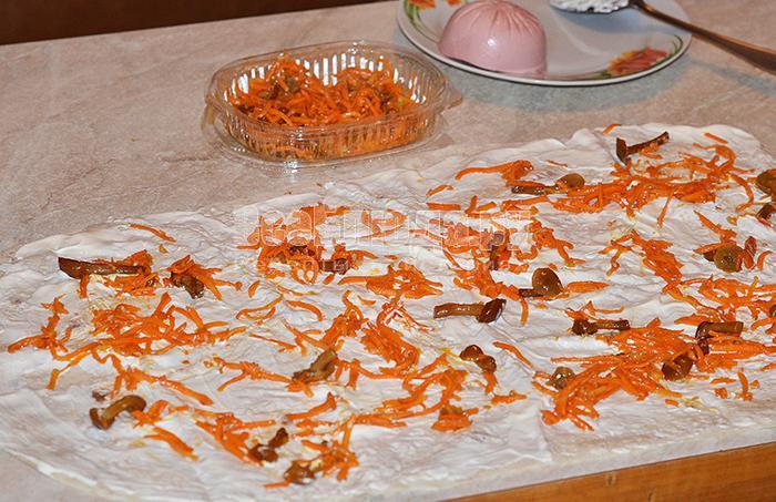 посыпьте лаваш корейской мокровкой и грибами