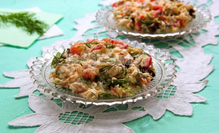 Салат (сыр, яйца, чернослив, свежий помидор, соленый огурец) Салат (сыр, яйца, чернослив, свежий помидор, соленый огурец)