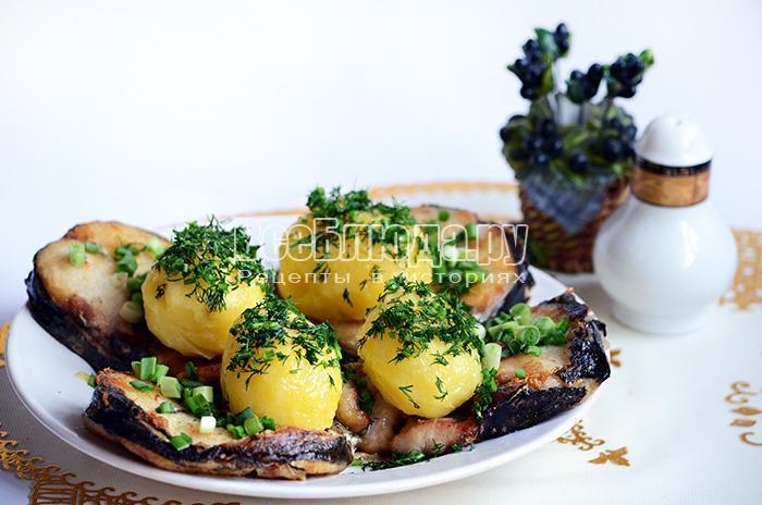 Сом жареный с картофелем и зеленью